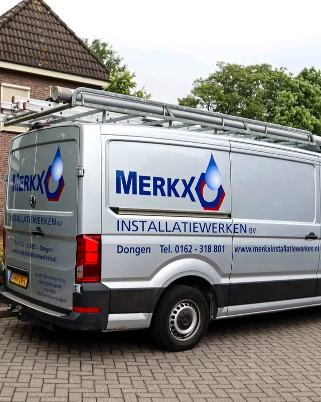 Bedrijfsbus van Merkx Installatiewerken voor een woning